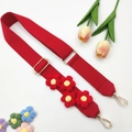 Détail de la bandoulière rouge tricotée main avec boucle en métal doré réglable - Rouge