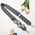 Détail de la sangle tricotée grise ajustable avec fleurs au crochet 3D et fermoir doré - Gris