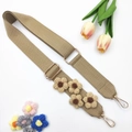 Détail de la bandoulière en toile kaki réglable avec fleurs au crochet et métal doré - Kaki