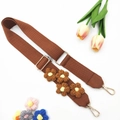 Détail d'une bandoulière marron avec fleurs au crochet et mousquetons dorés brillants - Marron