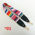 Détail de la bandoulière rayée colorée avec boucles dorées et attaches en cuir noir - Rayures Arc-en-ciel