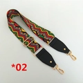 Détail de la bandoulière tissée réglable avec motif de vagues colorées et crochets dorés - Motif de Vagues Rouge Jaune Vert