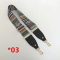 Détail de la bandoulière ethnique colorée avec crochets dorés et embouts en cuir noir - Patchwork géo coloré
