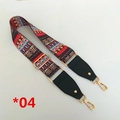 Détail de la bandoulière large réglable avec motif ethnique et crochets en métal doré - Géométrique Ethnique Tribal