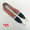 Détail d'une bandoulière tissée réglable avec motif ethnique coloré et boucles dorées - Triangle Rouge Jaune Cyan
