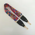 Détail de la bandoulière tissée géométrique réglable avec embouts en cuir noir et métal - Zigzag Rouge Jaune Bleu Vert