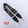 Détail de la bandoulière réglable verte avec motif papillon coloré et crochets dorés - Vert Foncé avec Papillons Colorés