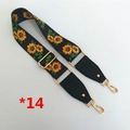 Détail d'une bandoulière noire réglable avec motif tournesol et crochets en métal doré brillant - Noir avec Motif Tournesol