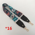 Détail de la bandoulière réglable à motif paisley avec mousquetons dorés et cuir noir - Paisley Cyan Rouge Blanc