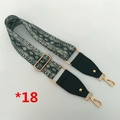 Détail d'une bandoulière réglable à motif serpent avec clous dorés et mousquetons - Imprimé Serpent Noir Gris