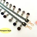 Ethno-Schultergurt gewebt mit bunten Pompons und goldenen Metallkarabinern - Pompon-Stil
