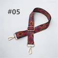 Détail de la large bandoulière de sac style bohème aux motifs colorés et mousquetons dorés - Losange Bohémien (#05)