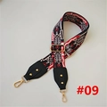 Dettaglio della tracolla in tela con motivo etnico e moschettoni in metallo dorato - Stile Ricamo Cuore Etnico (#09 Chiusura Oro)