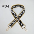 Detail eines verstellbaren schwarz-weißen Taschen-Schultergurts mit goldenen Metallhaken - Muster #04 - Goldene Schnalle