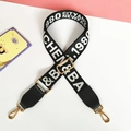 Detail eines schwarzen gewebten Schultergurts mit weißen Buchstaben und Goldmetallschnallen - SCHWARZ