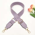 Détail de la bandoulière réglable en toile violette avec crochets en métal doré pour sacs - Violet Clair