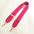 Détail d'une bandoulière rose fuchsia en toile avec boucles dorées et attaches en cuir - Rose Bonbon
