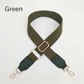 Détail d'une bandoulière en toile verte réglable avec crochets dorés et renforts en cuir - Vert