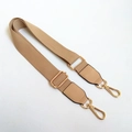 Détail de la bandoulière en toile beige avec bouts en cuir et fermoirs dorés brillants - Khaki