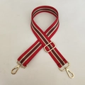 Détail de la bandoulière large réglable à rayures rouge vert et mousquetons dorés - Rouge Avec Boucle Dorée
