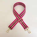 Détail de la bandoulière tissée réglable rose avec rayures vert-rouge et crochets dorés - Rose Fuchsia Avec Boucle Dorée