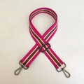 Detail van verstelbare roze tasriem met rood-groene strepen en metalen haken voor tassen - Rose Met Gunmetal Gesp