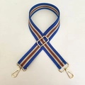 Détail de la bandoulière réglable bleue à rayures rouge et vert avec boucles dorées - Bleu Roi Avec Boucle Dorée