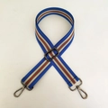 Detailopname van de kleurrijke gestreepte tasriem met metalen draaibare karabijnhaak - Koningsblauw Met Gunmetal Gesp