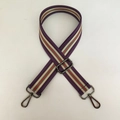 Détail de la bandoulière rayée réglable avec mousquetons métalliques et boucle solide - Violet Avec Boucle Bronze