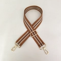 Détail d'une bandoulière tissée réglable avec rayures classiques et boucles en métal doré - Jaune Gingembre Avec Boucle Dorée