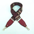 Dettaglio tracolla intrecciata con motivo etnico, pelle rossa e fibbie dorate - Rosso Marrone E Bordeaux