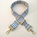 Detail van kleurrijke geweven tasriem met verstelbare gouden metalen gesp-sluitingen - Breedte: 3.8cm / Blauw Geel Wit Roze Ruit (#18)