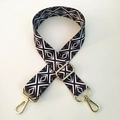 Detail van een brede geometrische riem met gouden haken en een verstelbare gesp - Zwart-Wit Ruitpatroon (#8)