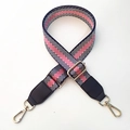 Dettaglio della tracolla in nylon a righe blu, bianco e rosso con ganci in metallo oro - Linea Oro Blu + Nero