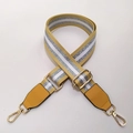 Detalle de correa amarilla ajustable para bolso con rayas plateadas y ganchos de oro - Ancho: 3.8cm / Amarillo