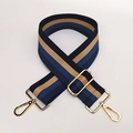 Détail d'une bandoulière en coton réglable avec rayures bleues et dorées et mousquetons - Fermoir en Argent / Bleu foncé