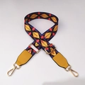 Détail d'une bandoulière tissée réglable aux motifs ethniques avec mousquetons dorés - Motif De Plumes Géométriques Ethniques - Cuir Jaune (#2+Jaune)
