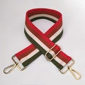 Détail d'une large bandoulière en coton rayé réglable avec mousquetons dorés en métal - Fermoir en Argent / Vert Rouge