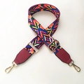 Dettaglio tracolla colorata con motivo geometrico e fibbie in metallo dorato - Multicolore + Bordeaux