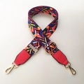 Dettaglio tracolla etnica regolabile con pelle rosa e moschettoni in oro - Colorato + Rosso