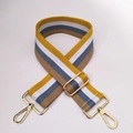 Vue détaillée de la bandoulière réglable en coton tissé avec rayures colorées et boucles dorées - Fermoir en Argent / Jaune
