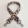 Details des verstellbaren Nylon-Schultergurts mit Leopardenmuster und Metallhaken - Rosa Kanonenmetall Schnalle