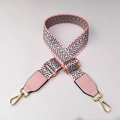 Détail de la bandoulière large tissée ajustable avec embouts en cuir rose et boucles dorées - Tissage Géométrique Rose Bleu Café - Cuir Rose (#6 Rose)