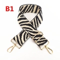 Dettaglio della tracolla regolabile con motivo zebrato e moschettoni dorati lucidi - Stampa Zebra Nera e Beige (B1)