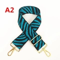 Dettaglio della tracolla zebrata con ganci in metallo dorato e fibbia regolabile - Stampa Zebra Blu Lago e Nero (A2)