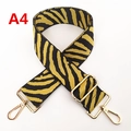 Détail d'une bandoulière large à motif tigre avec ferrures dorées réglables et mousquetons - Motif Zèbre Noir et Jaune Gros Plan (A4)