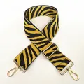 Détail d'une bandoulière zébrée noire et jaune avec des boucles en métal doré poli - Motif Zèbre Noir et Jaune Texturé (B4)