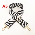 Détail de la bandoulière large ajustable en toile motif zèbre avec boucles dorées - Motif Zèbre Noir et Blanc Réglable (A5)
