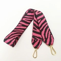 Dettaglio della tracolla in nylon zebrato rosa e nero con moschettoni in metallo dorato - Rosa Rosso