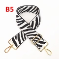 Détail de la bandoulière au motif zèbre avec des crochets métalliques dorés polis - Motif Zèbre Noir et Blanc Classique (B5)